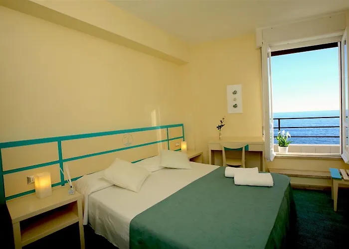 Hotel La Scogliera 2*